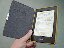 Wir haben den Kindle Paperwhite ausführlich gestestet. Das Bild zeigt ihn mit der praktischen Lesehülle.