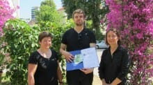 Glückwunsch! Preis der automatisierten Literaturkritik der Riesenmaschine an Matthias Nawrat überreicht Glückwunsch! Preis der automatisierten Literaturkritik der Riesenmaschine an Matthias Nawrat überreicht