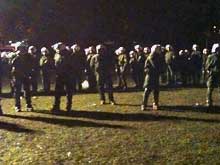Hunderschaften von Polizisten bewachen am 30.9.2010 die Bäume im Stuttgarter Schlosspark - damit diese wenig später gefällt werden können.
