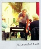 Am Lendhafen macht Tex Rubinowitz dem Publikum Angst vor seinen Literaturquizfragen. Am Lendhafen macht Tex Rubinowitz dem Publikum Angst vor seinen Literaturquizfragen.