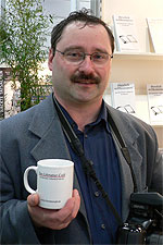 Andreas Schieck mit Literatur-Café-Tasse