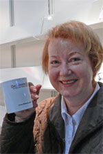 Ingeborg Zapf mit Literatur-Café-Tasse