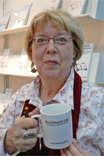 Karin Richter mit Literatur-Café-Tasse