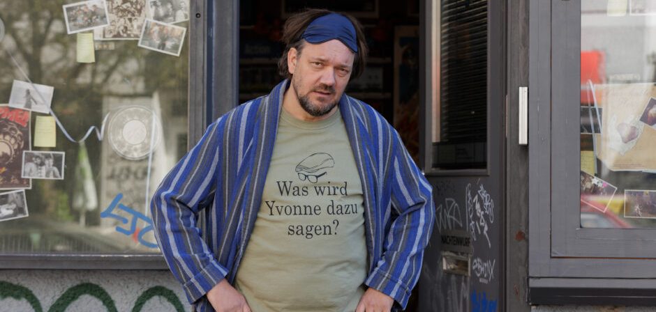 Micha Hartung (Charly Hübner) in seiner Videothek (Foto: X Verleih)