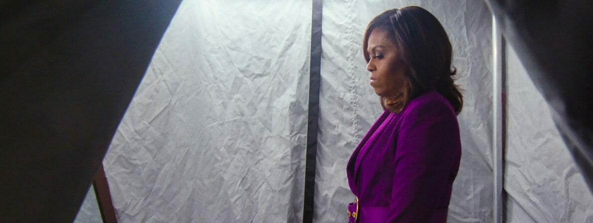Warten in Violett: Michel Obama vor einem ihrer Auftritte (Foto: Netflix)