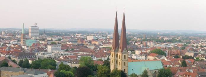 Blick von der Sparrenburg auf die Bielefelder Innenstadt (Quelle: Wikipedia)