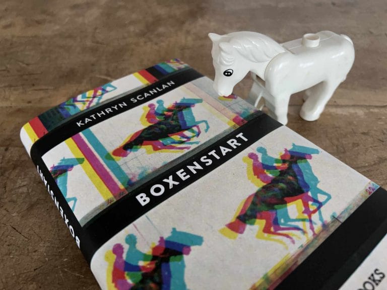 »Boxenstart« von Kathryn Scanlan: Leidenschaft und Härte im Pferderennsport