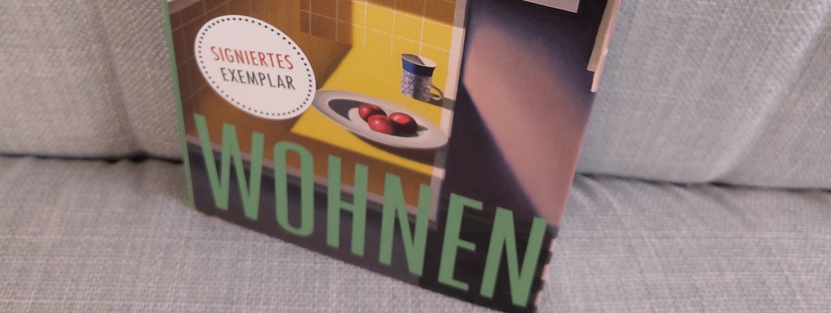 Bücher auf einer Küchenbank mit passendem Polsterbezug