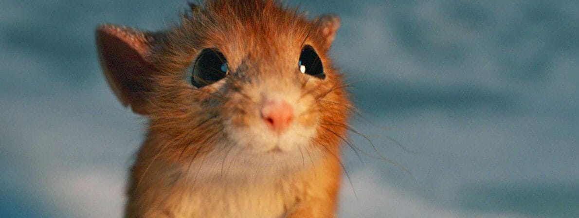 Kein Weihnachtsfilm ohne sprechende Tiere mit großen Augen. Nikolas' Begleiter ist eine nicht ganz so sympathische Maus, die in der deutschen Synchronfassung von Bauchredner Sascha Grammel gesprochen wird. (Foto: Studiocanal/Netflix)