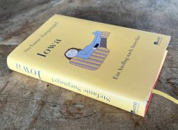 Von Maisfeld bis Mississippi: Stefanie Sargnagels Ausflug nach »Iowa«