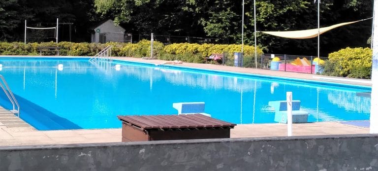 Dem Wasser die Stirn bieten: Bücher über Bäder