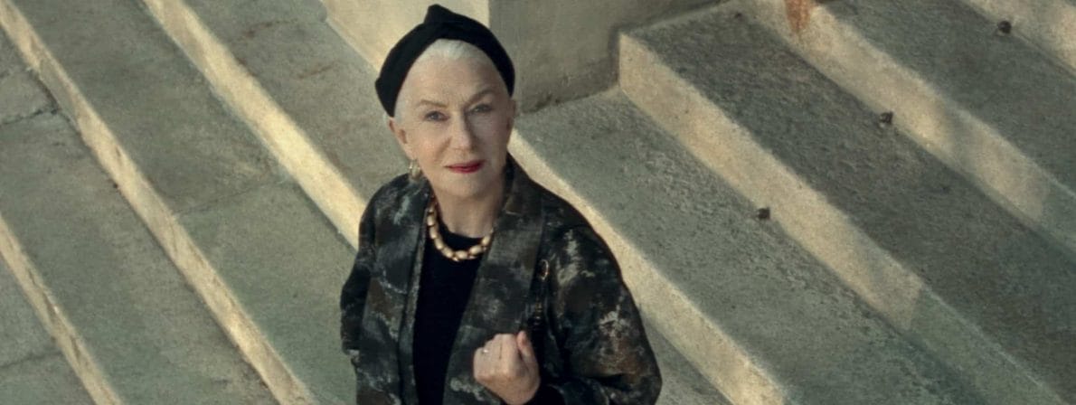 Grandmère (Helen Mirren) beim Verlassen der Retrospektive, die man ihr gewidmet hat. (Foto: LEONINE Studios)