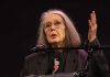 Anne Carson 2024 bei der Lesung der Finalisten des National Book Award in New York (Foto: Jay Dixit, CC BY-SA 4.0, Wikimedia Commons)