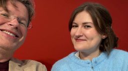 Happy End und Herstellung: Anna Savas über ihren Roman »Beneath Broken Skies«