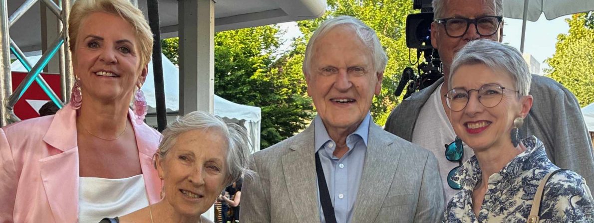 Prominenz beim 50. Bachmannpreis in Klagenfurt (v. l. n. r.): Karin Bernhard (Direktorin des ORF Kärnten), Sheila Bachmann, ihr Mann Heinz Bachmann (Bruder von Ingeborg Bachmann), dahinter Horst L. Ebner (Koordinator der »Tage der deutschsprachigen Literatur«, ORF Kärnten) und Gaby Schaunig (1. Landeshauptmann-Stellvertreterin von Kärnten). Foto: Wolfgang Tischer