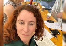 Blick hinter die Kulissen: So entsteht ein Podcast Bachmann-Podcast-Produktion am Biertisch mit Andrea Diener (Foto: Instagram/frau_diener)