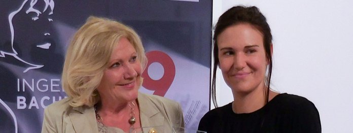 Klagenfurts Bürgermeisterin Maria-Luise Mathiaschitz (links) überreicht den Bachmannpreis 2019 an Birgit Birnbacher