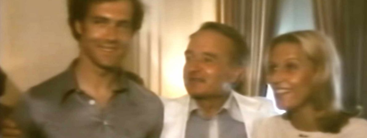 Franz Beckenbauer mit Gattin bei der Buchpremiere von Michael Burk (Mitte) in New York (Quelle: YouTube)