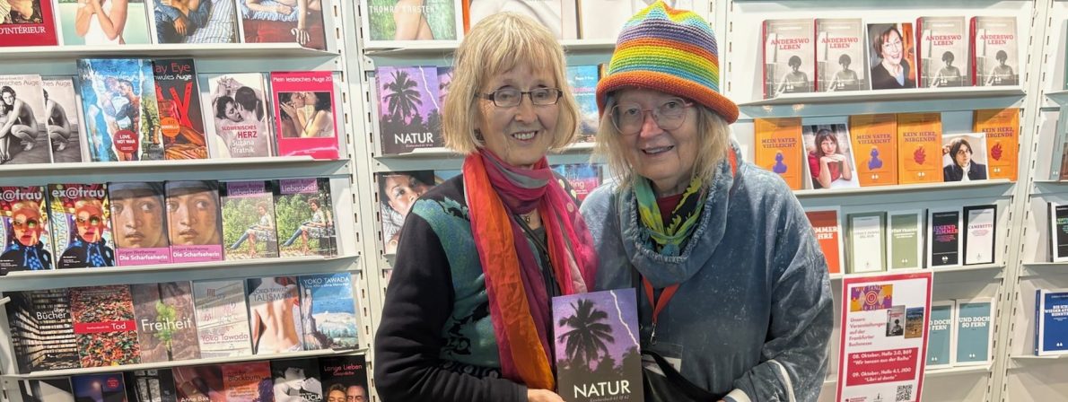 Claudia Gehrke und Barbara Fellgiebel mit dem druckfrischen Konkursbuch NATUR