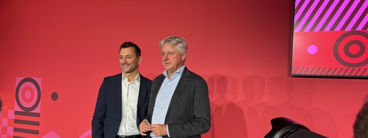 Sebastian Guggolz (links) verabschiedet Buchmessedirektor Juergen Boos