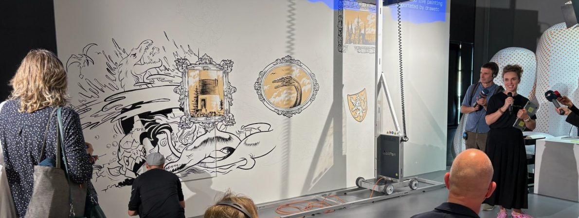 An der weißen Wand im tschechischen Pavillon entstehen live Illustrationen