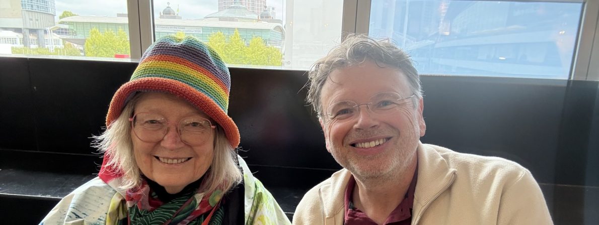 Barbara Fellgiebel und Wolfgang Tischer auf der Treppe zwischen den Hallen 3 und 4