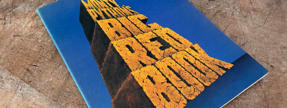 Eigentlich blau und dünn: Monty Phyton's Big Red Book. (Foto: literaturcafe.de)