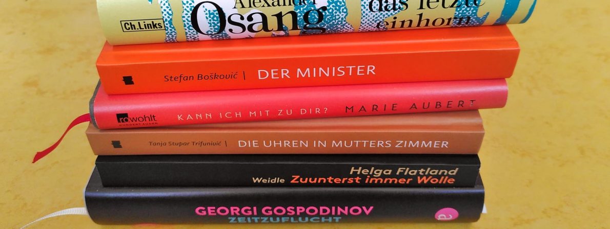 Bücher einer Messe (farblich sortiert :D) (Foto: Isa Tschierschke)