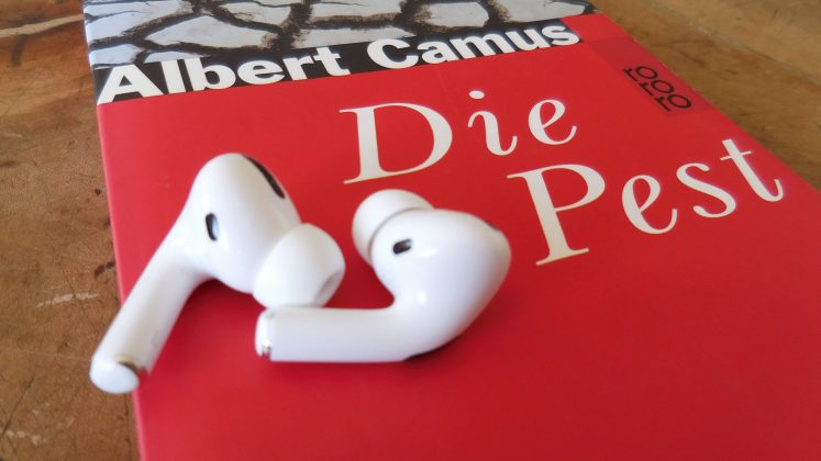 Buch »Die Pest« von Albert Camus mit Kopfhörern (Foto: literaturcafe.de/Rowohlt)
