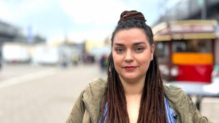»Ich erzähle von meinen Beinen« - Ein Gespräch mit Cornelia Travnicek
