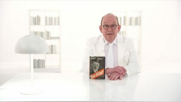 Literaturgott in Weiß: Denis Scheck »rezensiert« Mein Kampf. Zwischenzeitlich wurde das Video vom SWR gelöscht. (Foto: Screenshot/SWR)