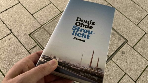 Das Buch »Streulicht« von Deniz Ohde im Streulicht