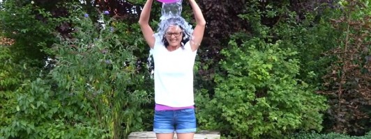 Emily Bold bei der Ice Bucket Challenge