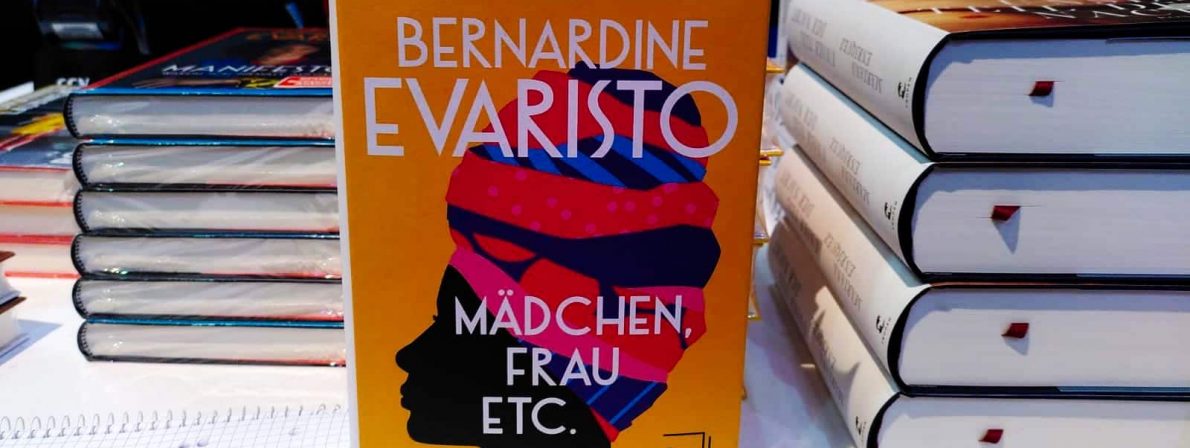 Dieses Buch hat Bernardine Evaristo in Deutschland bekannt gemacht: »Mädchen, Frau etc.« (Foto: Isa Tschierschke)