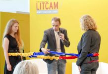 Buchmesseimpressionen 2018 von Barbara Fellgiebel: Knallblauer Himmel mit Seifenschaumherzen Buchmesseimpressionen 2017 von Barbara Fellgiebel: Knallblauen Himmel mit Seifenschaumherzen