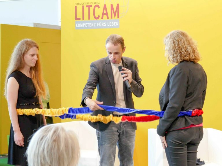 Buchmesseimpressionen 2018 von Barbara Fellgiebel: Knallblauer Himmel mit Seifenschaumherzen