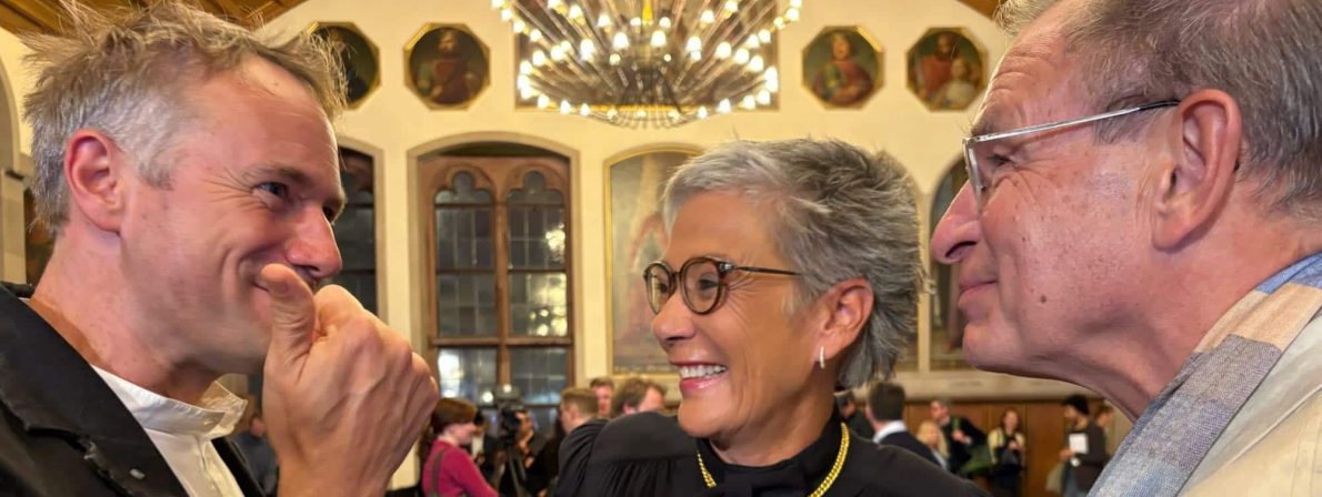 Freude pur bei v. l. Verleger Jo Lendle (Hanser Verlag), Karin Schmidt-Friderichs mit Ehemann