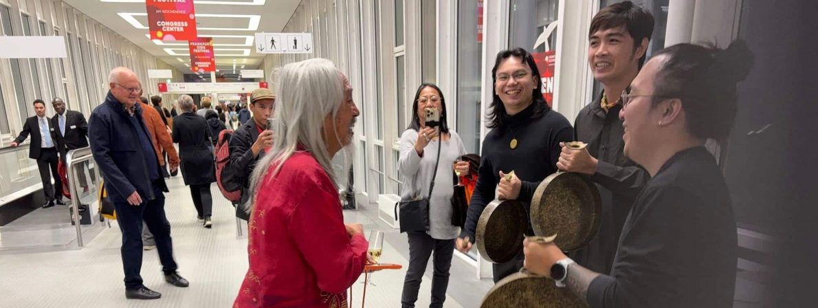 Tanzende Menschen aus dem Gastland