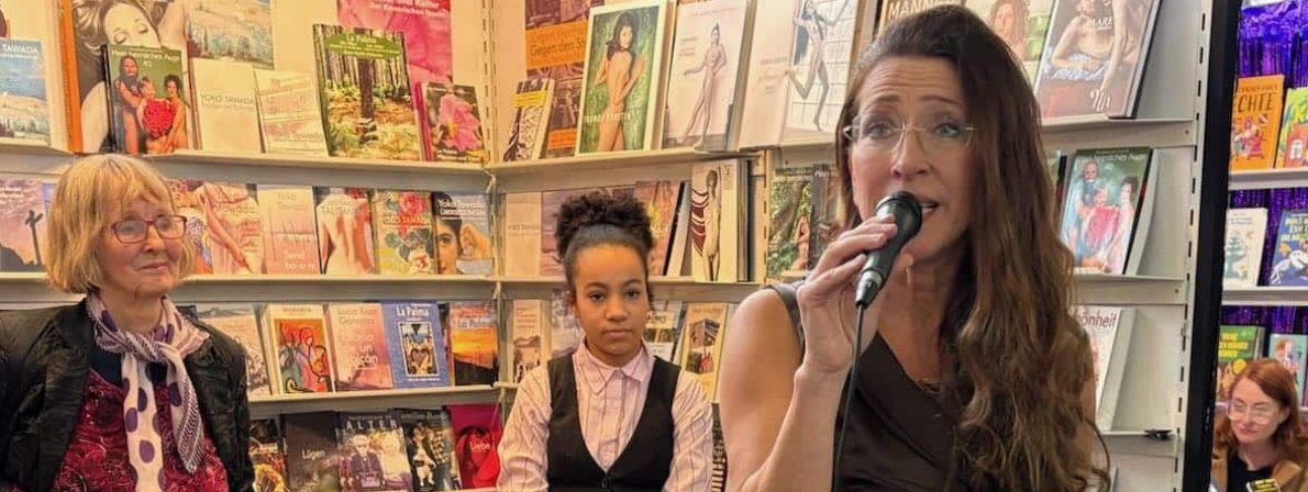 Am Konkursbuchstand intoniert Eleonore Hochmuth das Konkursbuch-Lied und das Lied vom Lektor