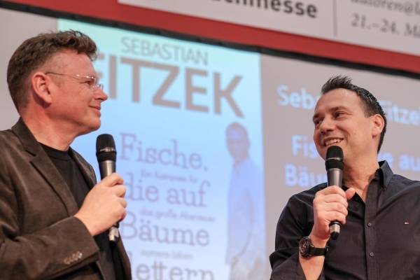 Wolfgang Tischer (links) im Gespräch mit Bestseller-Autor Sebastian Fitzek (Foto: Birgit-Cathrin Duval)