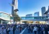 Viele Menschen in und vor den Hallen: Die Frankfurter Buchmesse