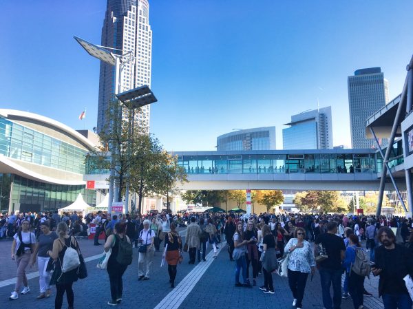 Viele Menschen in und vor den Hallen: Die Frankfurter Buchmesse vor Corona