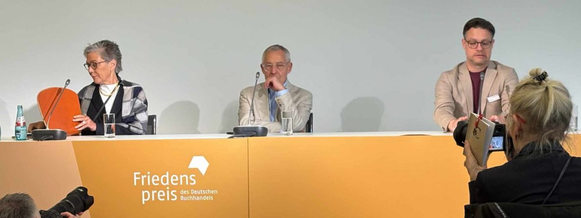 Pressekonferenz zur Verleihung des Friedenspreises des Deutschen Buchhandels an Karl Schlögel (mitte)