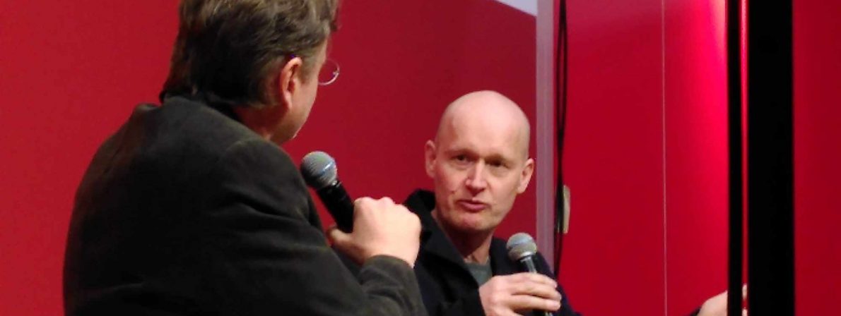 Arno Geiger im Gespräch mit Wolfgang Tischer auf der Bühne in Halle 5 der Leipziger Buchmesse (Foto: Isa Tschierschke)