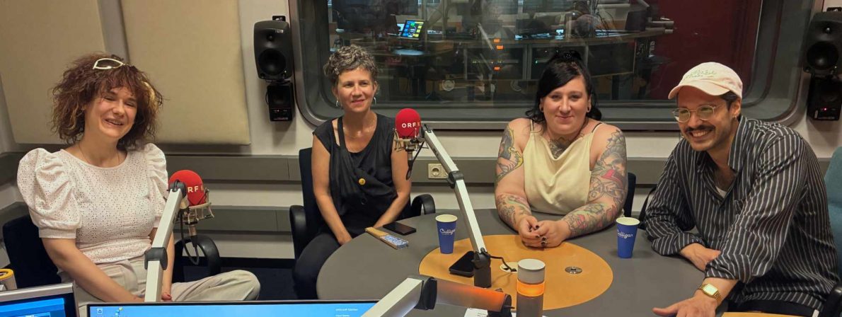 Die vier Preisträger der 50. Tage der deutschsprachigen Literatur (von links): Kinga Tóth (Kelag-Preis), Magdalena Schrefel (3sat-Preis), Bachmannpreisträgerin Lena Schätte (zugleich Publikumspreis) und Ozan Zakariya Keskinkılıç (Deutschlandfunk-Preis) am Sonntagabend im Radiostudio des ORF in der Sendung »Extrazimmer« (Foto: Tischer)