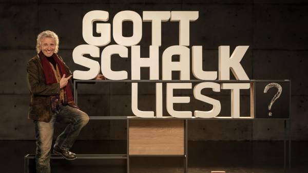 Thomas Gottschalk vor dem Logo seiner neuen Sendung »Gottschalk liest?« (Bild: BR/Oliver Maier)