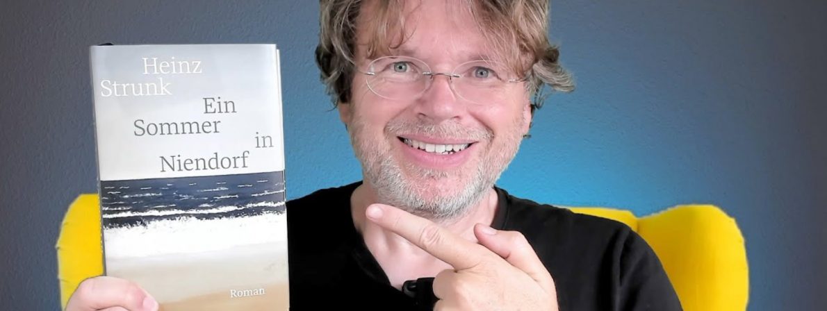 Auch auf YouTube: Wolfgang Tischer bespricht »Ein Sommer in Niendorf« von Heinz Strunk