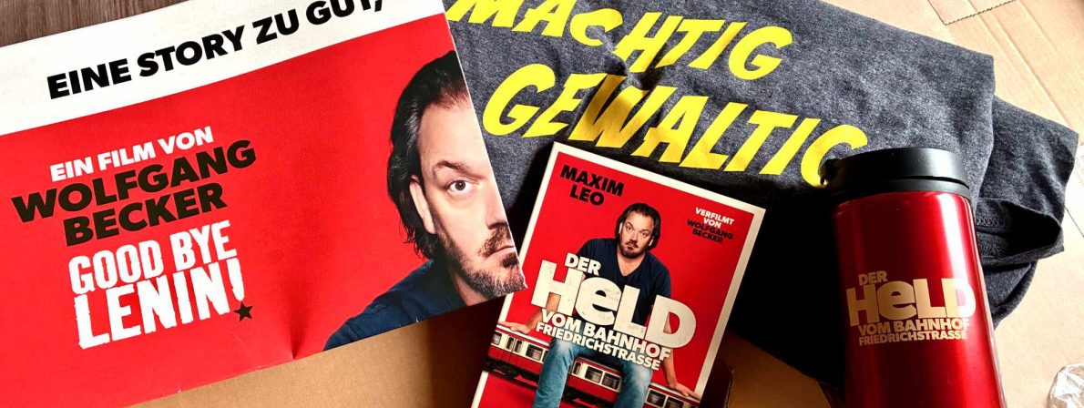 Wir verlosen ein heldenhaft ausgestattetes Gewinnpaket: Filmplakat, das Buch von Maxim Leo, ein T-Shirt und ein Kaffebecher - und zwei Kinogutscheine