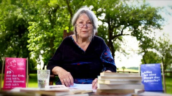 Die Bachmannpreisträgerin Helga Schubert bei der aufgezeichneten Lesung im Garten ihres Hauses (Foto: Screenshot/ORF)