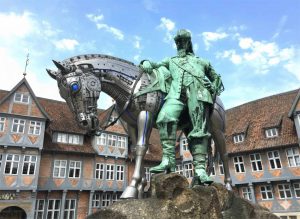 Autor mit KI-Unterstützung (Symbolbild) – Denkmal für Herzog August den Jüngeren auf dem Marktplatz von Wolfenbüttel (Foto:Tischer/Bearbeitung: Google Gemini)